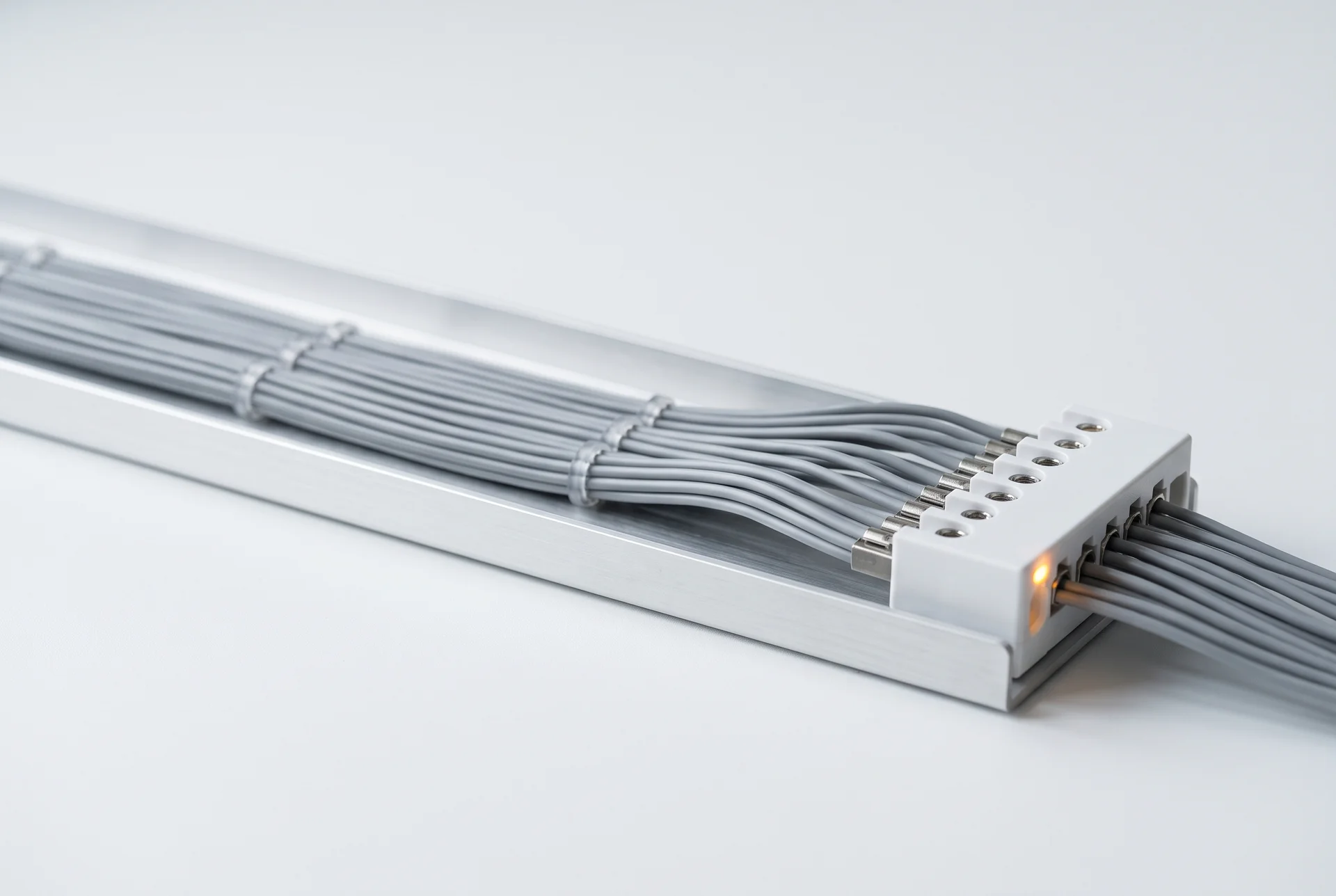 Gebundelde regeltechnische bekabeling die netjes uitwaaiert op een klemmenblok
